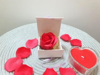 Trandafir rosu in cutie alba