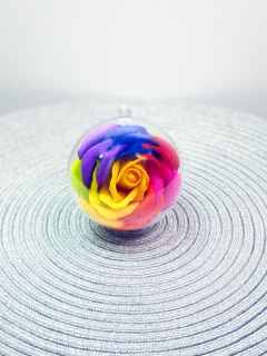 Trandafir multicolor in glob